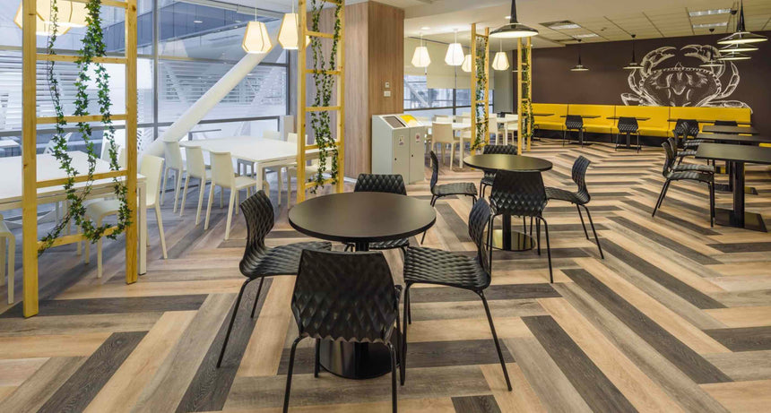 Uni 550 – scaun profesional HoReCa, disponibil în culori variate