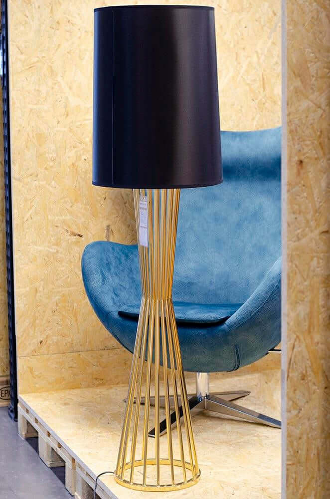 Lampă de podea Holmes aurie cu abajur negru - metalMobCenter