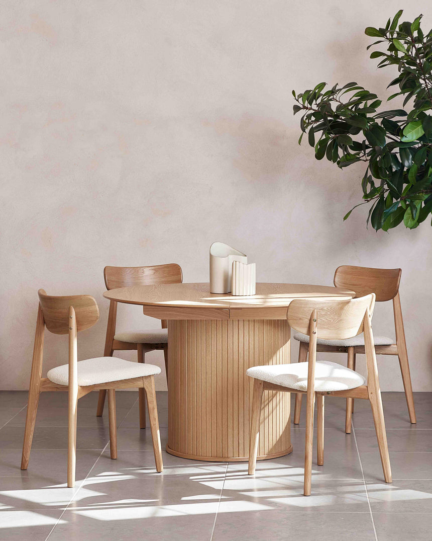 Scaun de dining ELIM, tapițerie bouclé alb unt, cu cadru din stejarMobCenter