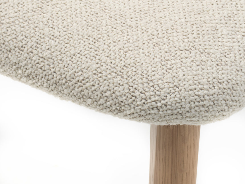 Scaun de dining ELIM, tapițerie bouclé alb unt, cu cadru din stejarMobCenter