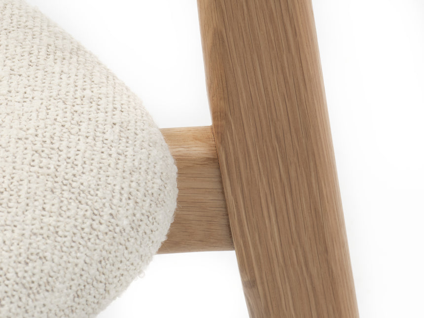 Scaun de dining ELIM, tapițerie bouclé alb unt, cu cadru din stejarMobCenter