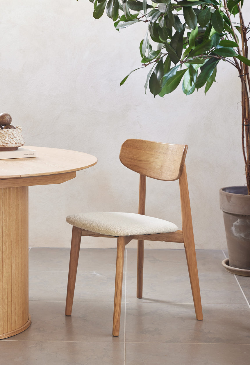 Scaun de dining ELIM, tapițerie bouclé alb unt, cu cadru din stejarMobCenter