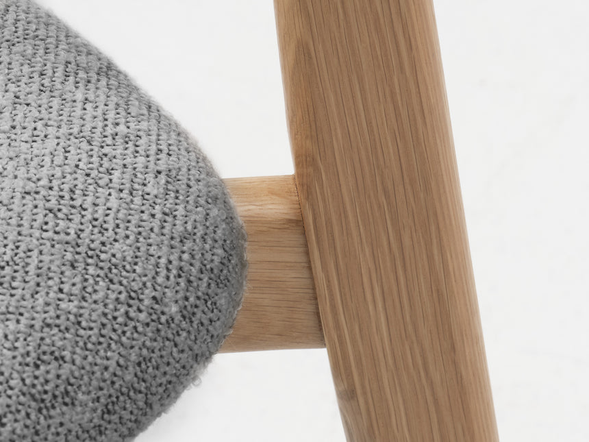 Scaun de dining ELIM, tapițerie bouclé gri mediu, cu cadru din stejarMobCenter