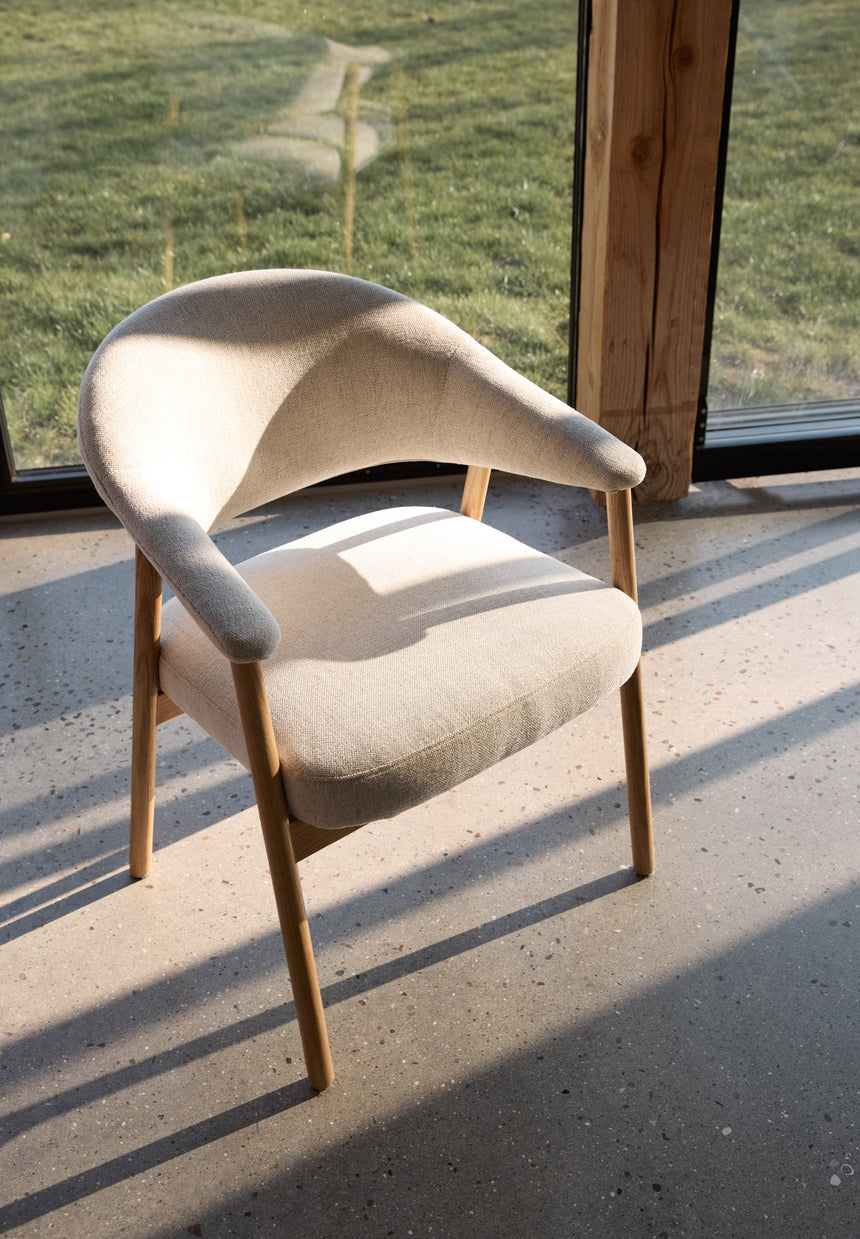 Scaun de dining ELK din lemn de stejar, culoare nisipMobCenter