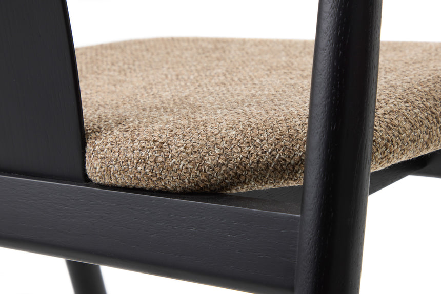 Scaun de dining RELATE, cu cadru din stejar negru și tapițerie latteMobCenter