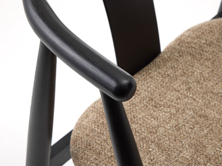 Scaun de dining RELATE, cu cadru din stejar negru și tapițerie latteMobCenter