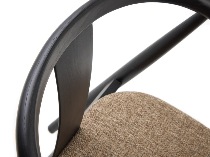 Scaun de dining RELATE, cu cadru din stejar negru și tapițerie latteMobCenter