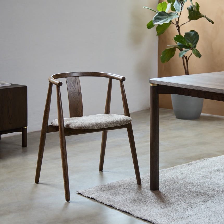 Scaun de dining RELATE, cu cadru din stejar smoked și tapițerie latteMobCenter