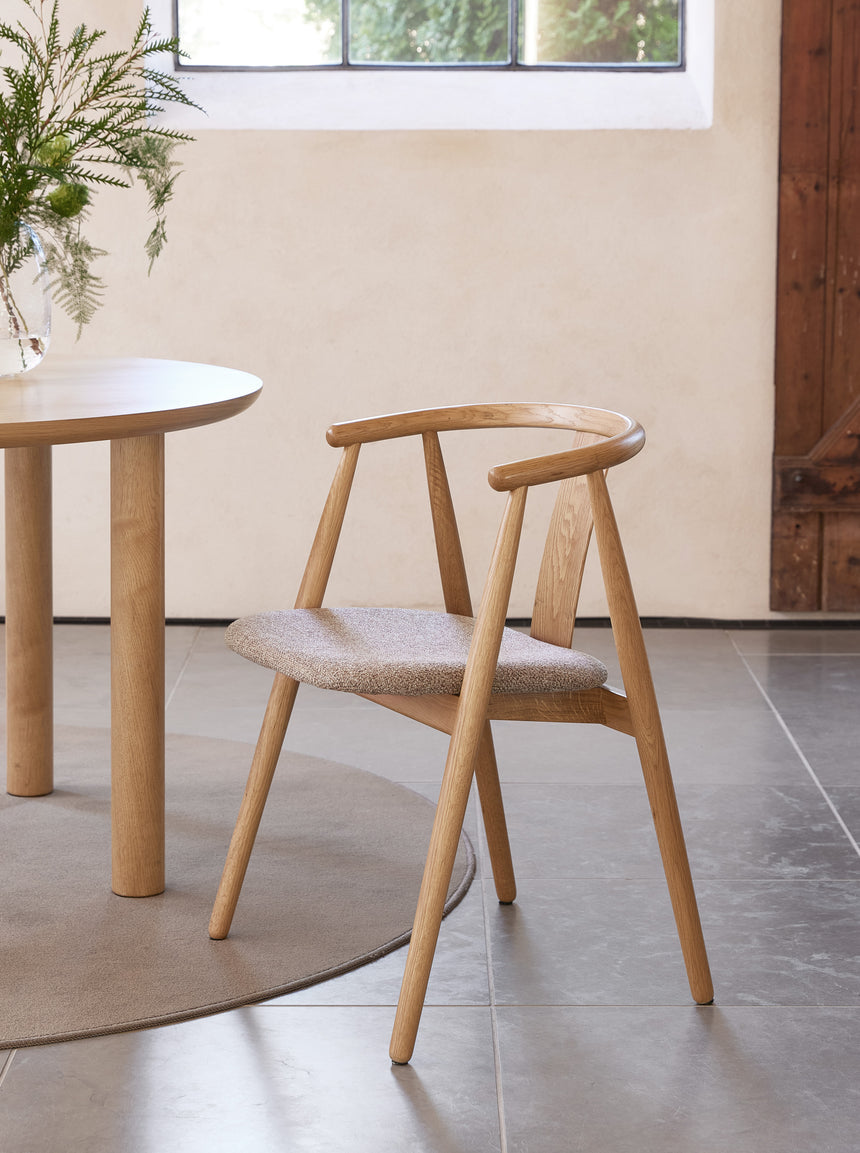 Scaun de dining cu brațe RELATE, cu cadru din stejar natur și tapițerie latteMobCenter