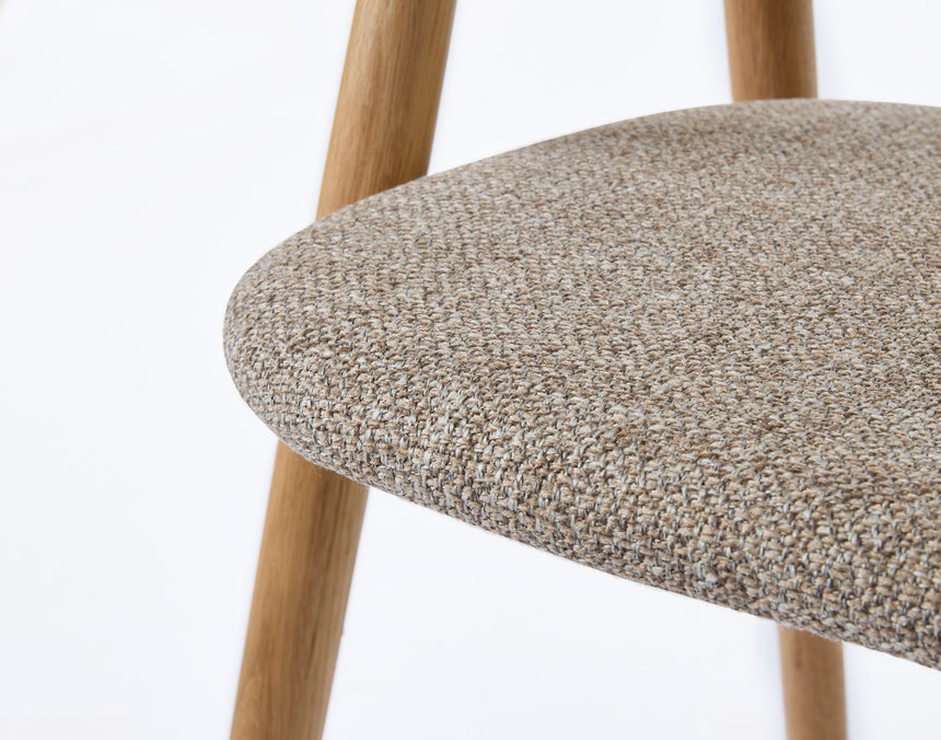 Scaun de dining cu brațe RELATE, cu cadru din stejar natur și tapițerie latteMobCenter
