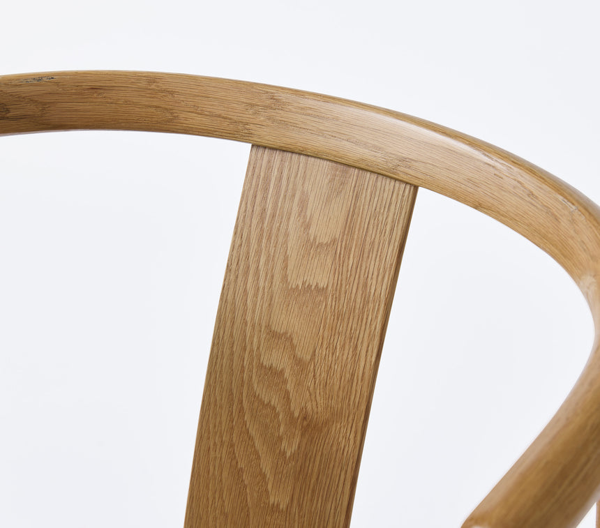 Scaun de dining cu brațe RELATE, cu cadru din stejar natur și tapițerie latteMobCenter