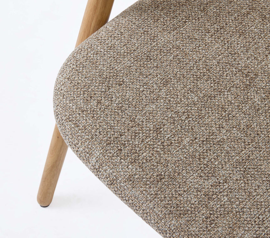 Scaun de dining cu brațe RELATE, cu cadru din stejar natur și tapițerie latteMobCenter