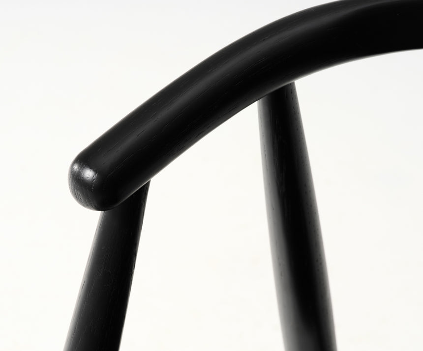 Scaun de dining cu brațe RELATE, cu cadru din stejar negruMobCenter