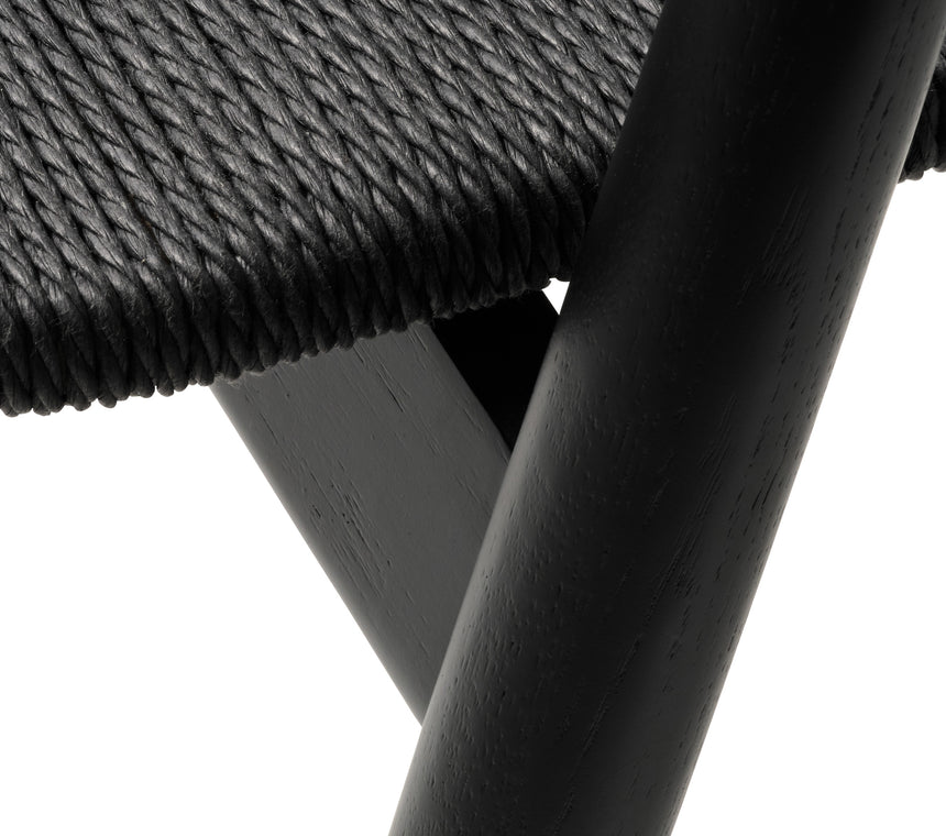 Scaun de dining cu brațe RELATE, cu cadru din stejar negruMobCenter