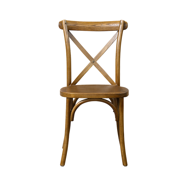 Detaliu al șezutului din lemn cu finisaj rustic închis