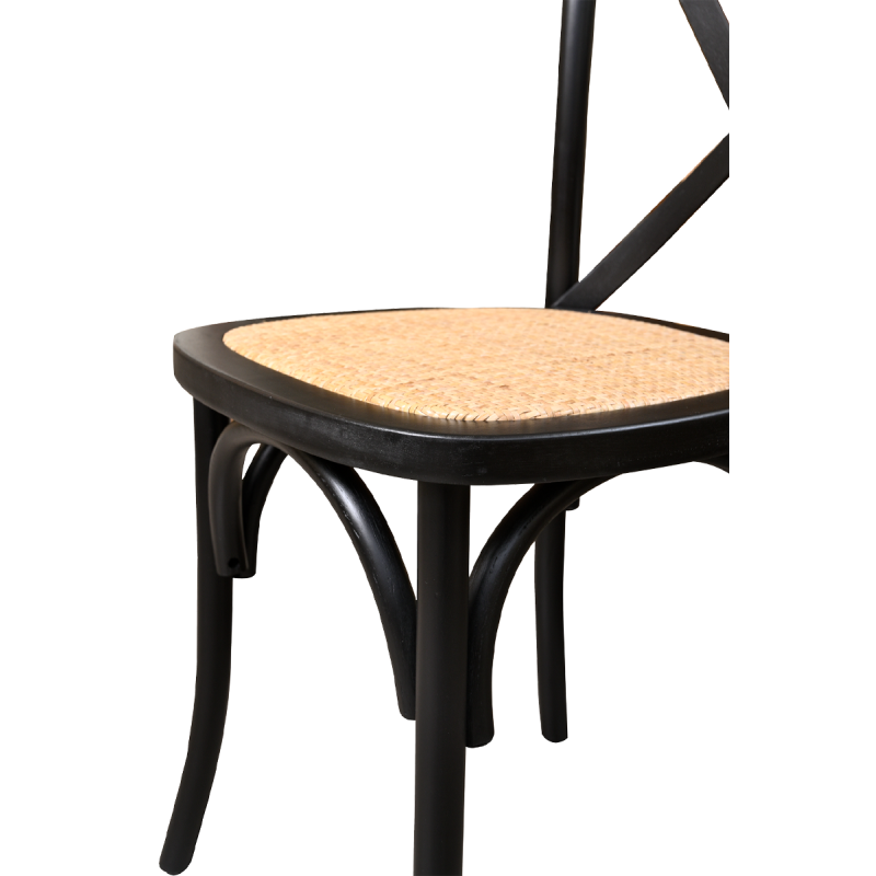 Detaliu al șezutului din ratan împletit, pe cadru negru din lemn