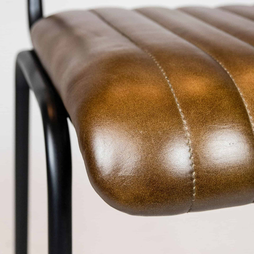 Scaun de bar Jenson (scund) - piele de bivol, cadru metal