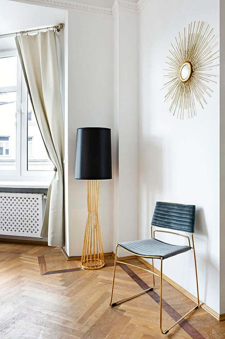 Lampă de podea Holmes aurie cu abajur negru - metalMobCenter