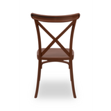 Scaune de nuntă Chiavari Fiorini maro într-o locație de nuntă rustică
