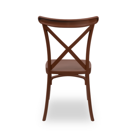 Scaune de nuntă Chiavari Fiorini maro într-o locație de nuntă rustică