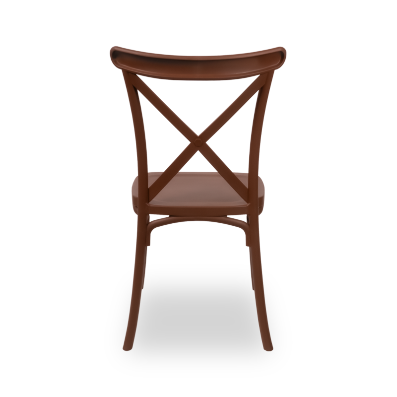 Scaune de nuntă Chiavari Fiorini maro într-o locație de nuntă rustică