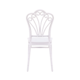 Scaune de nuntă albe la mese de banchet aranjate
