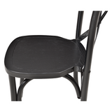 Scaune cross-back negre la o masă de banchet aranjată
