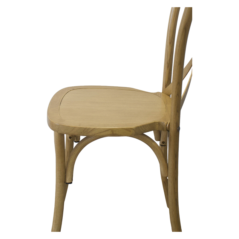 Scaune din lemn rustic deschis la o masă de nuntă aranjată