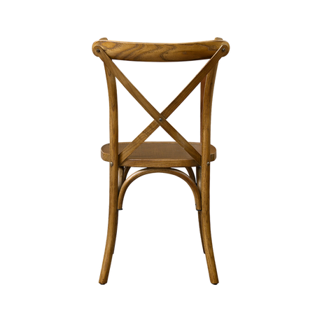 Scaune cross-back din lemn la o masă de nuntă aranjată