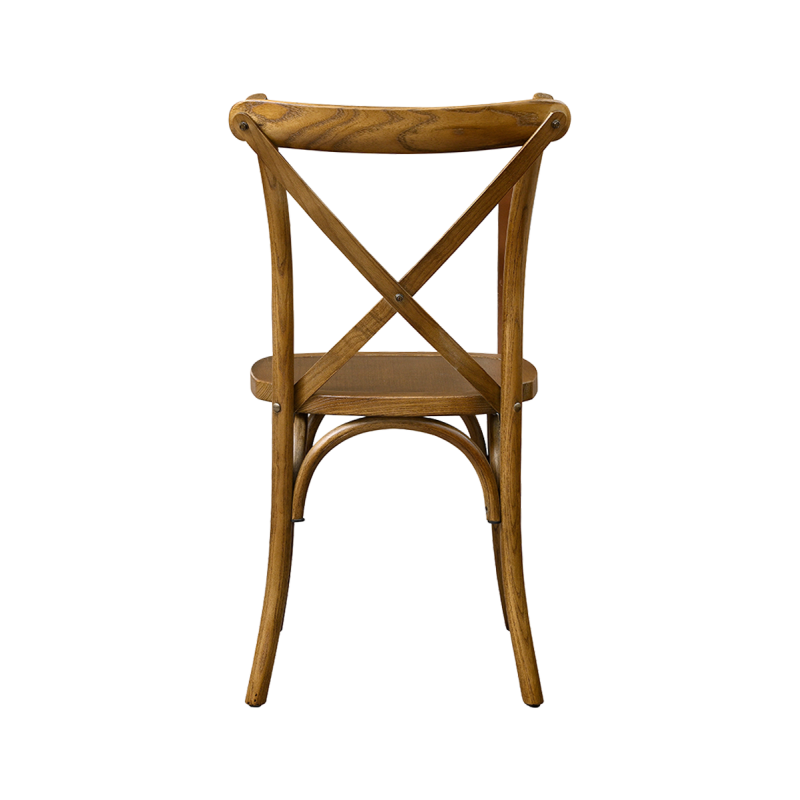 Scaune cross-back din lemn la o masă de nuntă aranjată