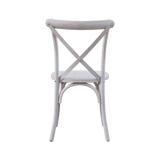 Scaune cross-back alb patinat la o masă de nuntă